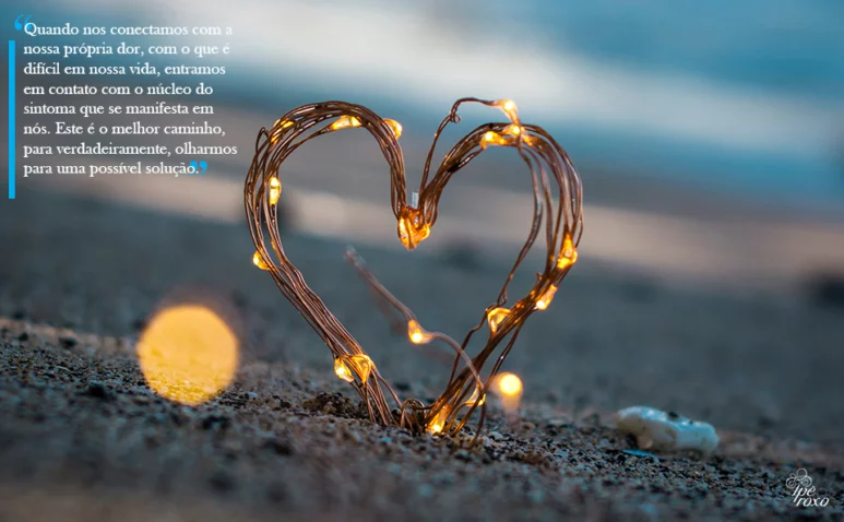 coração com luzes na praia frase - Quando nos conectamos com a nossa própria dor e com o que é difícil em nossa vida, entramos em contato com o núcleo do sintoma que se manifesta em nós. Este é o melhor caminho para verdadeiramente olharmos para uma possível solução.