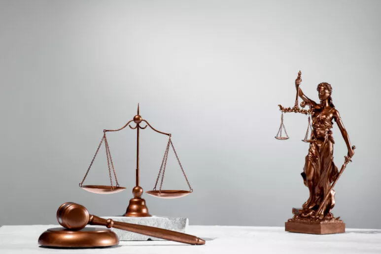 justiça ou direito sistêmico still-life-with-the-scales-of-justice